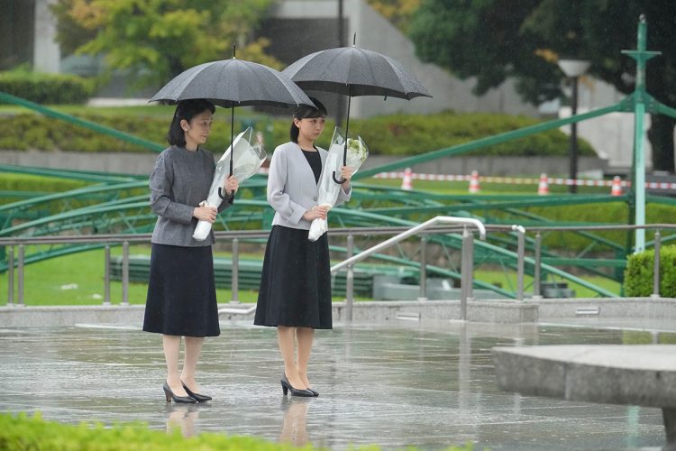 「原爆死没者慰霊碑」に供花される紀子さまと佳子さま（2025年8月、広島県・広島市。撮影／JMPA） 