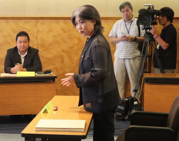 静岡県伊東市議会の調査特別委員会(百条委員会)で証言する田久保真紀市長(中央)。8月13日午前、同市議会(時事通信フォト)