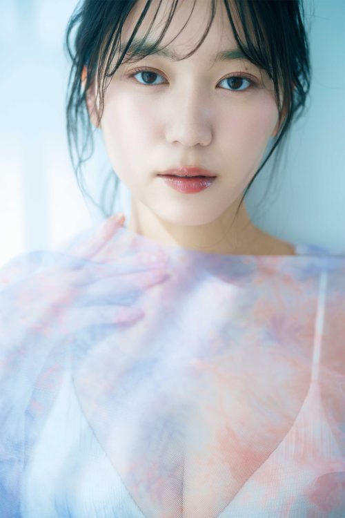 2021年に恋愛リアリティ番組『今日、好きになりました。』（ABEMA）で注目を集め、翌年グラビアデビューすると各誌を席巻する人気者に