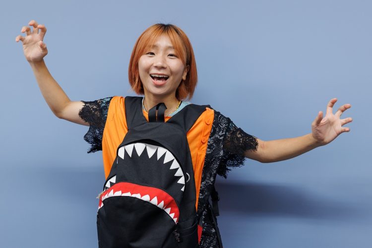 サメリュックを愛用する高橋成美さん