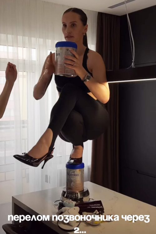 キッチンにベビーミルクの容器の上でチャレンジしたロシアのインフルエンサー(Instagramより)