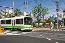 荒川区には東京都交通局が運行している鉄道・バスが多い。都電荒川線もそのひとつ。都電荒川線「荒川遊園地前」そば(2020年写真撮影:小川裕夫)