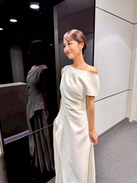 ドレス姿の田村アナ(インスタグラムより)