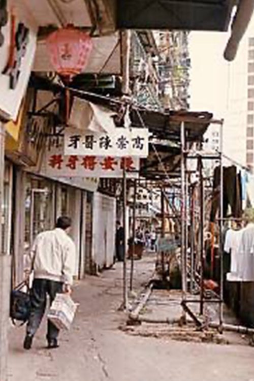 資格のない人間が勝手に増改築して当時の形になっていたようだ