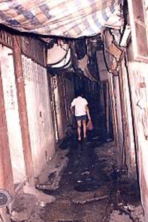 びしょびしょになった路面を裸足で歩く住民の姿