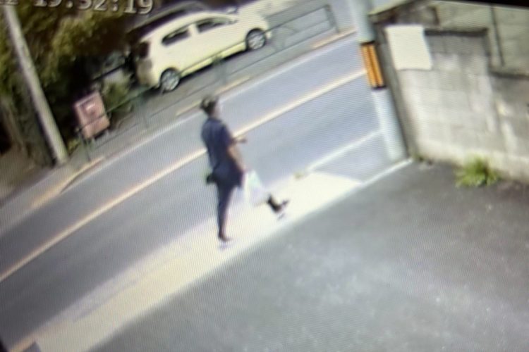 事件から2日後の夕方に逮捕された容疑者(住民提供)