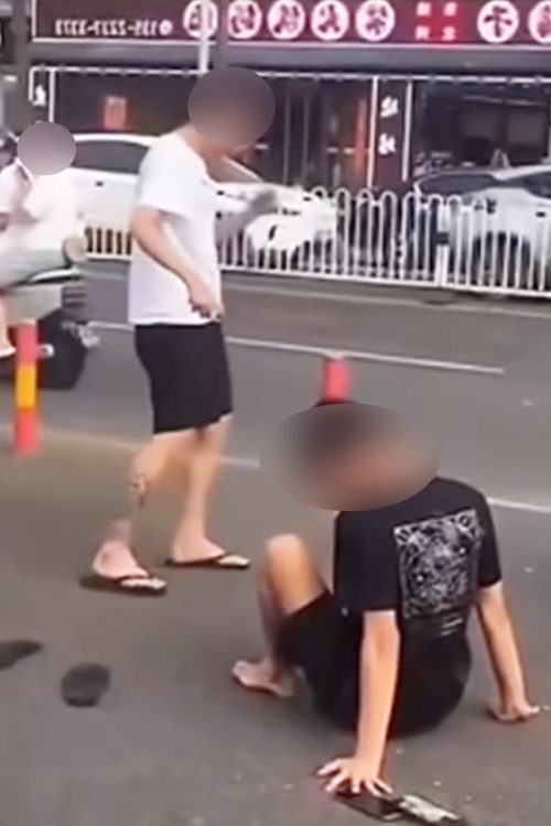 道路に座り込む2人組み（TikTokより）