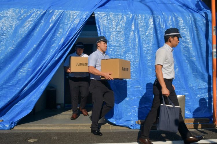 兵庫県警の捜査官は、容疑者の居室内でなにを発見したのか──