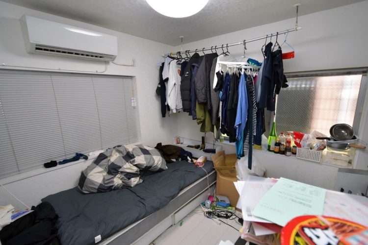 逮捕時に容疑者が住んでいた、勤務先の社員寮の居室