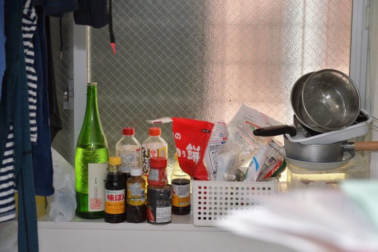 窓際には調味料類が煩雑に並ぶ