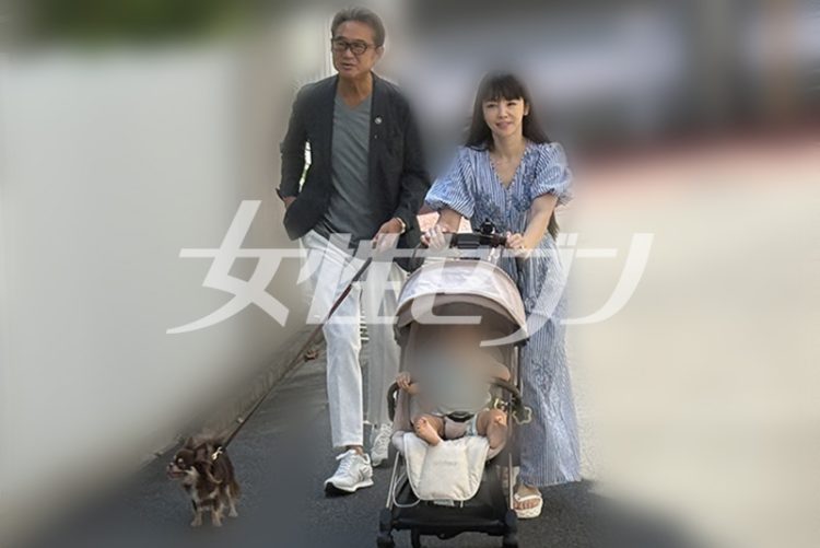 子供と愛犬を連れて出かける船越夫妻(2025年8月)