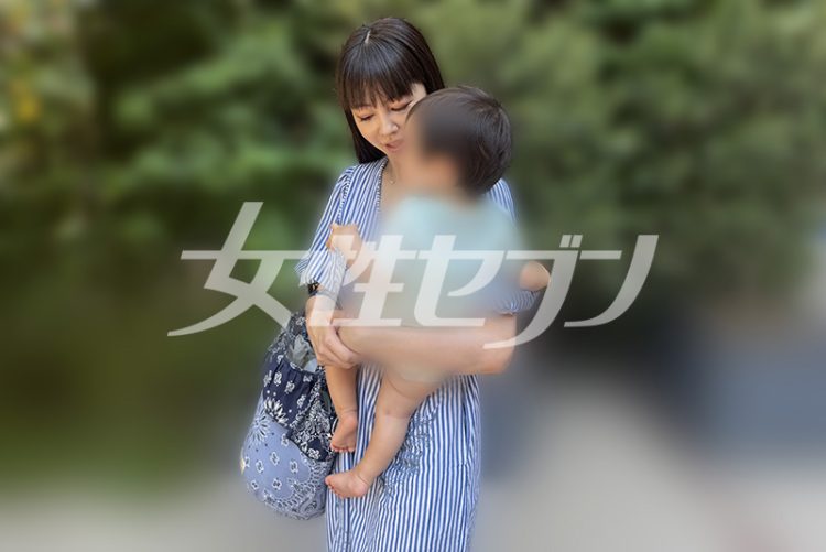 子供を抱える姿も(2025年8月)