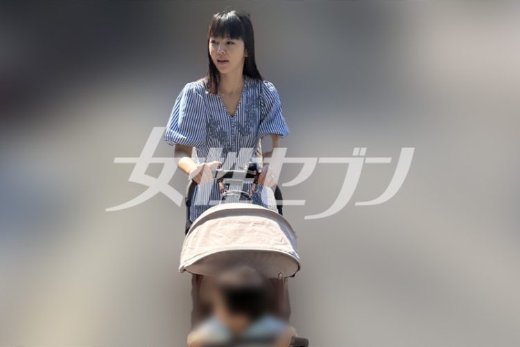 なにかを見つめる松下さん(2025年8月)