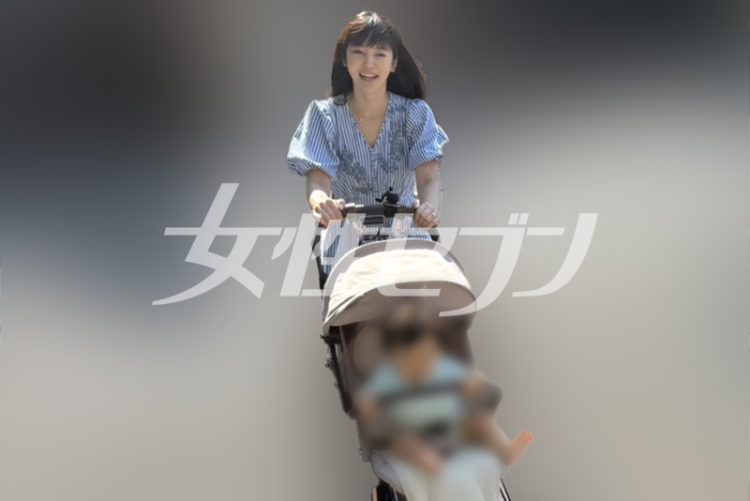 笑顔でベビーカーを押す(2025年8月)