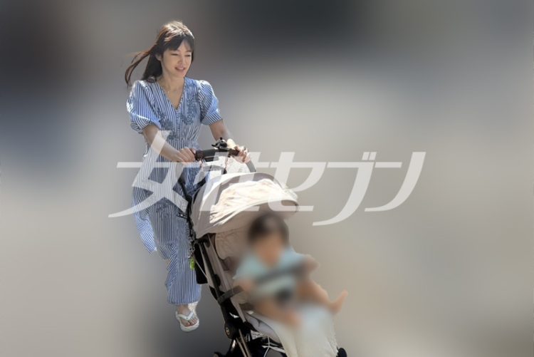 ベビーカーを押す松下さん(2025年8月)