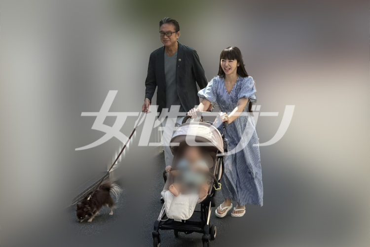 笑顔を見せる船越夫妻(2025年8月)