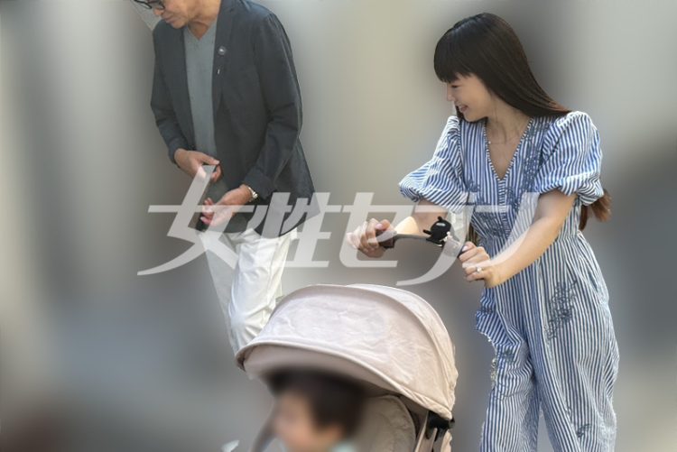 愛犬を見つめる船越夫妻(2025年8月)