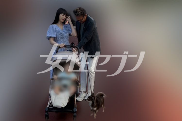 なにかを取り出す船越(2025年8月)