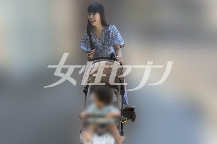 ベビーカーを押す松下さん(2025年8月)