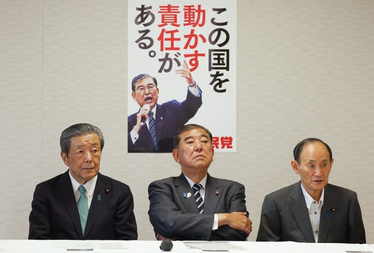 自民党役員会に臨む（左から）森山裕幹事長、石破茂首相ら＝。8月26２日、東京・永田町の同党本部（時事通信フォト）

