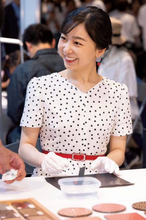 津軽塗の製作体験ブースで研ぎ出し体験を楽しまれた (2025年8月、大阪府・大阪市。撮影/JMPA)
