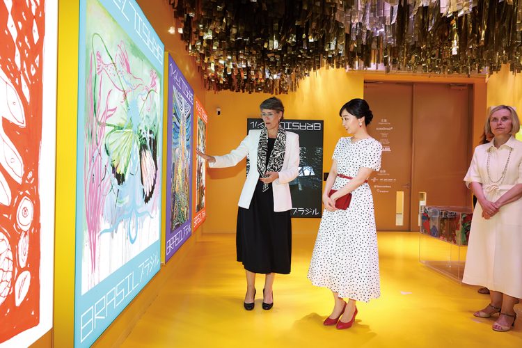 ブラジル館ではカラフルな「パランゴロモス」を目の前に (2025年8月、大阪府・大阪市。撮影/JMPA)