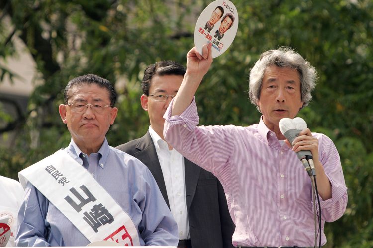 2005年の「郵政解散」の再来か（左から山崎拓氏、小泉純一郎氏／時事通信フォト）