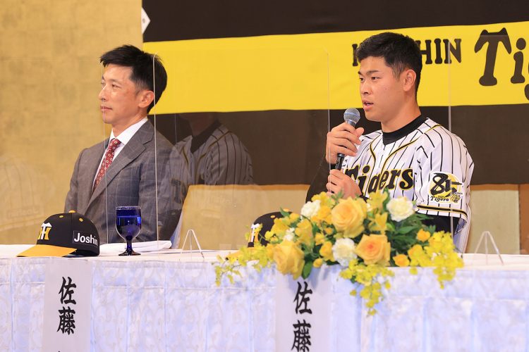 矢野燿大監督（左）と佐藤輝明