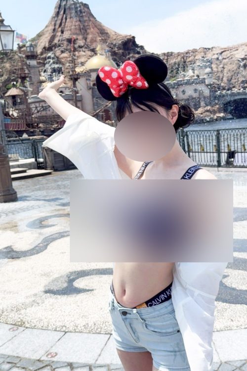 ディズニーでは公序良俗に反するような服装の場合は入園をお断りしているようだ(Xより)