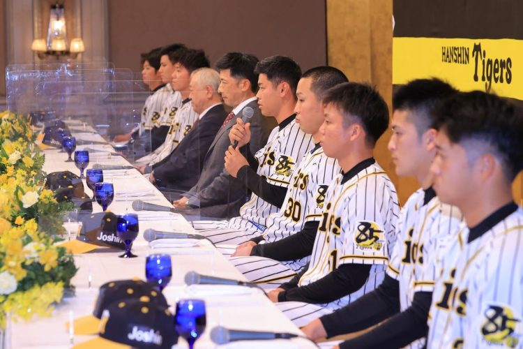 2020年の阪神の新人選手入団発表会。中央が矢野監督と佐藤輝