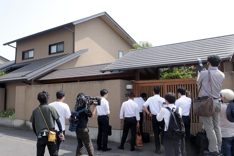 石井章参院議員の自宅に家宅捜索に入る東京地検特捜部の係官ら