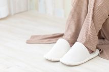 老後のひとり暮らしの「住まい」で注意すべきポイント　「転びやすいスリッパはNG」「2階で暮らすのは精神面でよい効果」…手間とお金をかけずに実現する快適な生活
