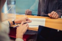 【苦戦を強いられる地方銀行】“不安な銀行”のシグナルは「株価急落」「資産に高利の海外有価証券が多い」　顧客にとって嬉しいはずの「預金金利の引き上げ」も“黄信号”