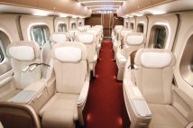 《電車の定員》通勤電車の「混雑率100％」の元となる「座席定員」「立席定員」の数値はどうやって決まるのか？　つり革や手すりの数は関係ない乗る人の数の決め方