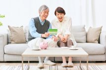 老後資産は「投資」で増やすべきか、「貯蓄」すべきか？　専門家は「高齢になっての投資はゆとりがある場合だけ考える」とアドバイス