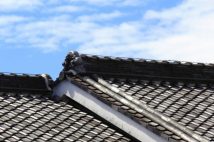 「屋根瓦にヒビ、このままでは近所迷惑に…」5年間で3倍“屋根リフォーム詐欺”被害が急増している背景　情報の非対称性が高いことにつけ込んでくる悪徳業者