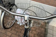 「路上に捨てるよりマシと思われてる？」横行する“自転車のかごへのゴミ捨て”に自転車所有者たちの怒りの声が続々　「ポイ捨て禁止」の貼り紙も効果なく