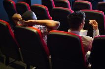 「当人は無自覚かもしれないけど…」映画館の“マナー違反”どこまで許容できるかの線引き　「靴を脱いで体操座り」「バッグの中でスマホいじり」…同行者からは不満の声も