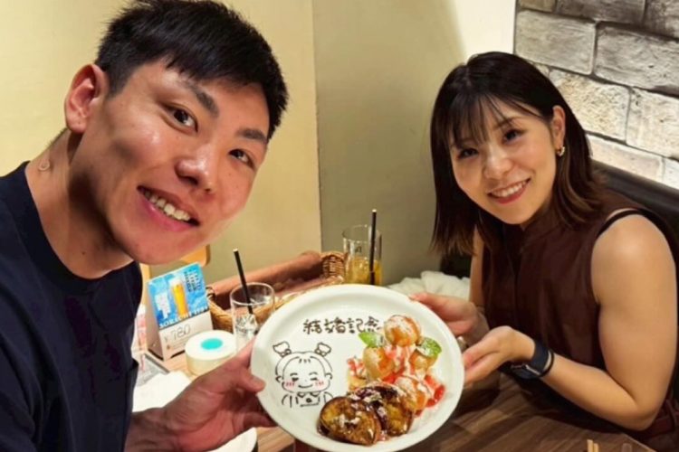 結婚記念日を夫婦で祝った吉田夕梨花選手(Instagramより)