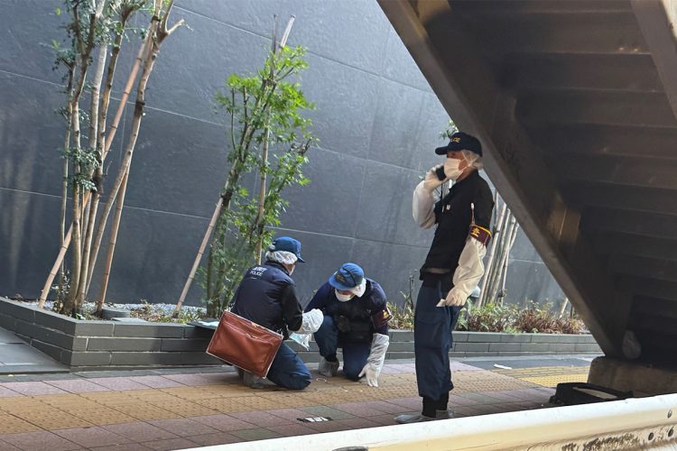 現場近くの歩道で鑑識作業をしている様子も