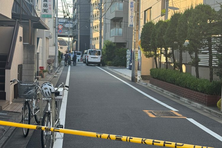 規制線が張られ、現場の様子を窺い知ることはできない