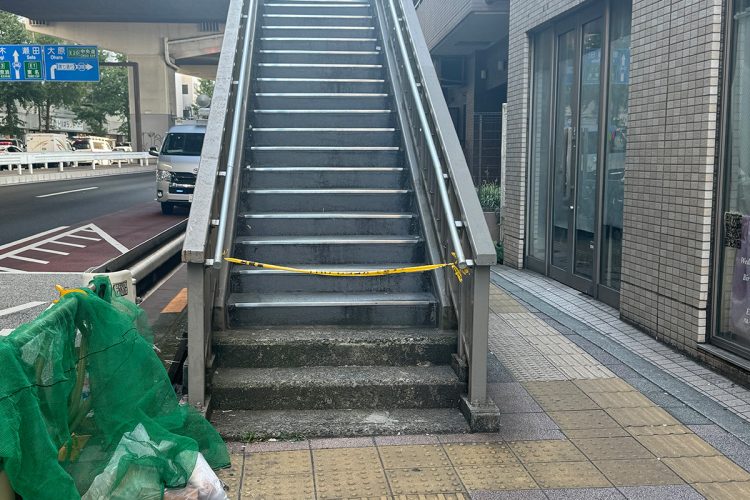 大通りを挟んで反対側の歩道橋にも規制線が