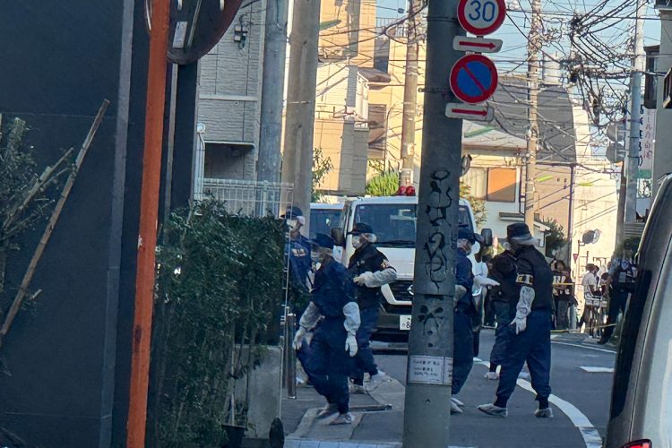 たくさんの捜査車両が駐車されていた