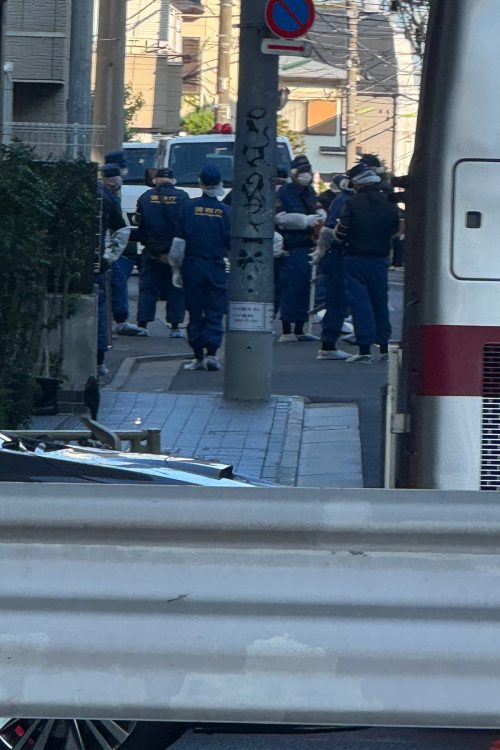 大勢の捜査員が現場で作業を続けていた