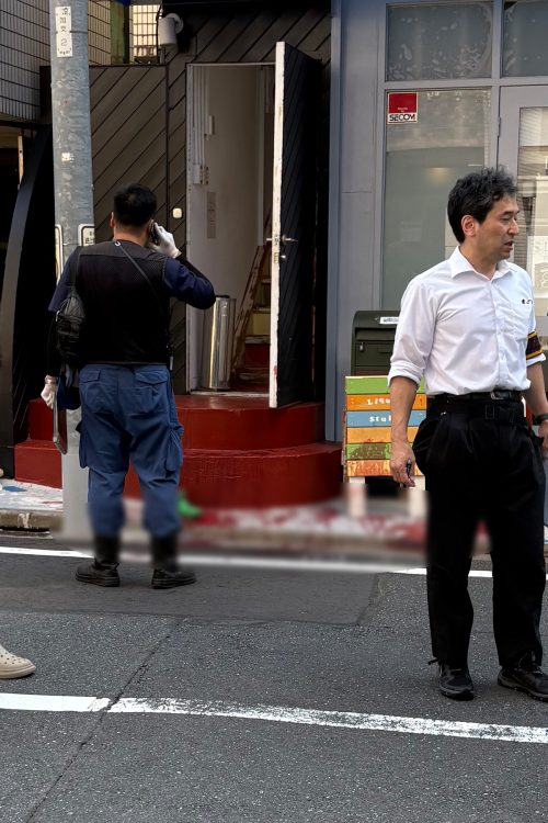 血溜まりができ、その中にサンダルが確認できる