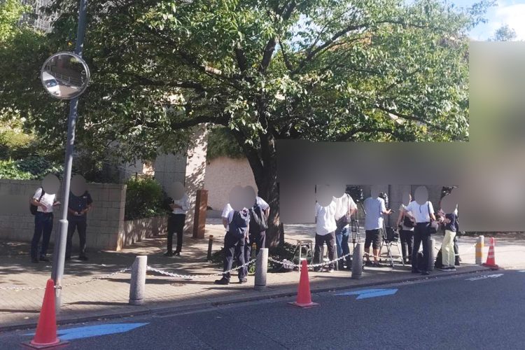 自宅前に集まる報道陣