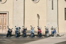 暑くなる前に行くバイクでツーリングは爽快なのだが（写真提供／イメージマート）