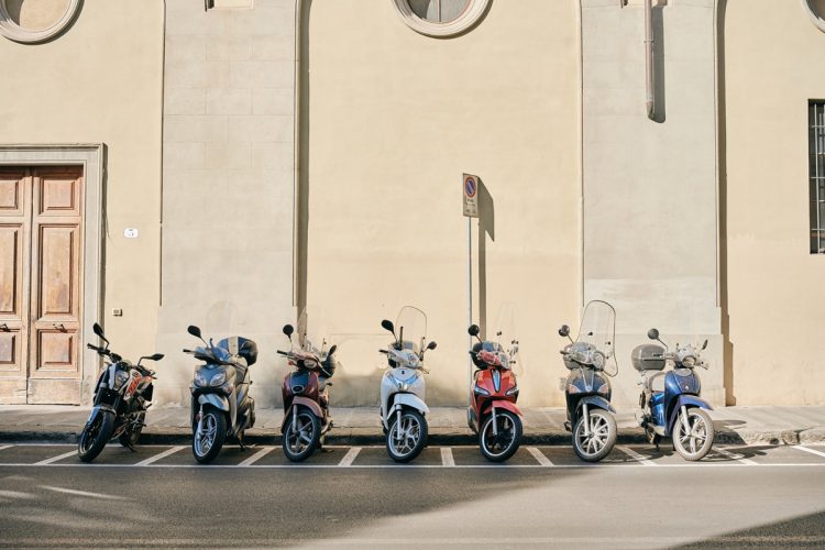 暑くなる前に行くバイクでツーリングは爽快なのだが（写真提供／イメージマート）