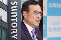 サントリー新浪剛史会長が辞任したことを発表した（時事通信フォト）