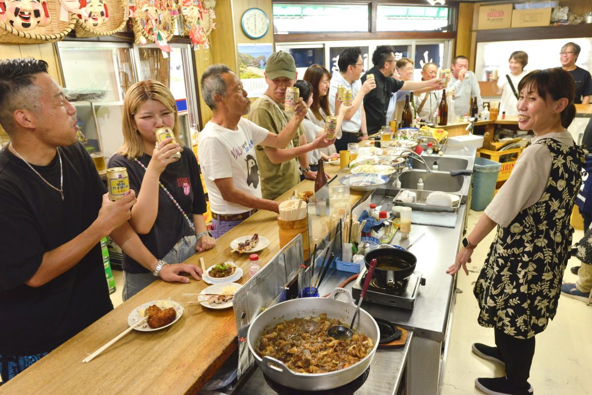 大鍋いっぱいの煮込みをはじめとする手料理が旨い